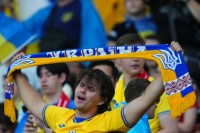 На трибунах збірну України підтримують багато вболівальників