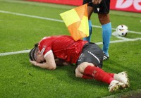 ​Фанати влучили невідомим предметом у голову хавбеку Австрії Забітцеру, він упав на поле