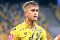 У них сухе поле та висока трава. Квасниця розповів про гру «Руха» та «Оболоні»