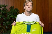 Тимощук зібрав кошти для армії росії – зрадник розіграв свою футболку з автографом