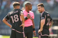 «Барселона» продовжує платити Мессі та іншим легендам клубу