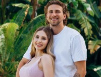 Спекотні кадри: дружина Забарного показала звабливі форми в бікіні