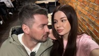 ​Ефектна шатенка, що ділиться відвертими фото: що відомо про наречену Мілевського