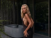 Обраниця зірки «Динамо» розбурхала мережу відвертими фото під дощем