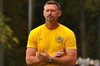 Екс-захисника збірної України майже добу заблоковано у своїй машині невідомими у формі