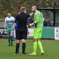 В Англії воротаря видалили з поля за справляння потреби під час матчу