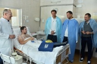 Андрій Шевченко та гравці збірної України провідали бійців у військовому госпіталі