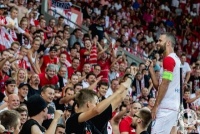 Фанати «Славії» кидали келихи та папірці в футболістів «Динамо»