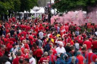 Хаос біля стадіону в Парижі: фанати прориваються на територію без квитків, їх поливають сльозогінним газом