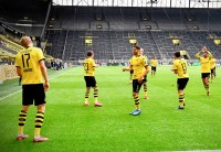 Холанд та Ко епічно відсвяткували побиття «Шальке» – гравці «Боруссії» поаплодували порожній фанатській трибуні 