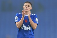 Благодійний фонд розігрує футболку Миколенка з автографом. Зібрані кошти підуть на дрон для захисників України