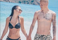 Дружина Буяльського спокушає гарячим фото в купальнику – фанати воюють через силікон, але дівчина гідно дає відсіч