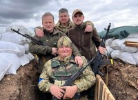 Ігор Бєланов разом з сином побажали Україні миру прямо із окопів