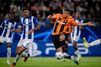 Голкіпер голом рятує «Лаціо» від поразки, «Шахтар» у Гамбурзі програв «Порту», «Барселона» розгромила «Антверпен»: результати матчів Ліги чемпіонів