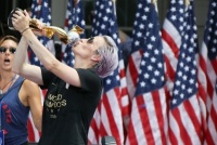 ​Американські футболістки, які виступають за рівну оплату, отримують більше чоловіків