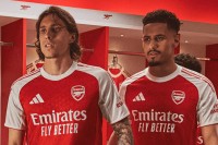 Щось змінилося? «Арсенал» оприлюднив домашню форму на сезон 2025/26 - фото