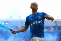 Гравцю «Евертона» загрожує бан за кидок фаєра назад на трибуни