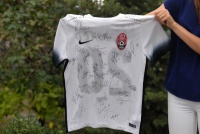 Футболка Олександра Караваєва виставлена на благодійний аукціон