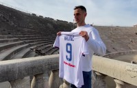 Екс-зірка «Дніпра» оригінально допомагав збирати кошти для України під час матчу «Шахтаря»