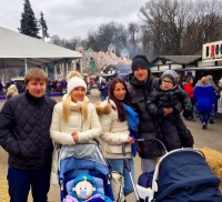 Динамівці та Вадим Шаблій прогулялися по Києву разом зі своїми дружинами та дітьми