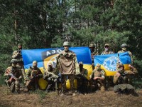 Зозуля виставив на аукціон допомоги ЗСУ тактичну сорочку з автографами бійців «Азова»