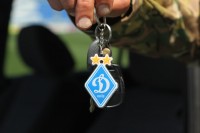 «Динамо» Київ та Фонд братів Суркісів передали сім позашляховиків військовим