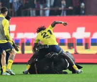 Масове божевілля в Туреччині – зірки «Фенербахче» влаштували бійку з фанатами після скандальної перемоги імені Фреда