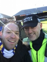 Полісмен забив на обов'язки і затягнув на стадіоні пісню разом з фанатами