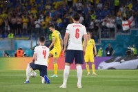 Игроки сборной Украины не встали на колено перед матчем против Англии