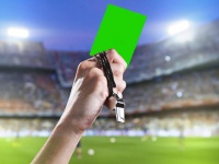 Арбітр пояснив, навіщо потрібна зелена картка в футболі