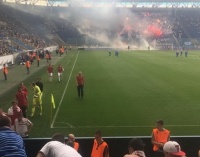 Вболівальники «Дніпра» кинули під ноги петарду воротареві «Волині» і зірвали поєдинок 