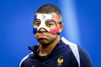 Впливає на зір: Мбаппе незадоволений маскою, у якій має грати за Францію на Євро-2024