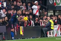 В Іспанії оштрафували фана, який засунув палець футболісту між сідницями