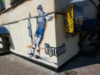 В центре Киева появился новый мурал: Лобановский пробивает «сухой лист»