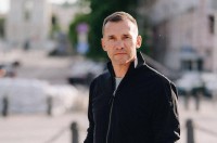 Шевченко нарешті зустрівся з мамою та сестрою, яких не впустили у Великобританію 