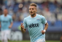 Чиро Иммобиле, празднуя гол, запутался в футболке и упал (ФОТО)