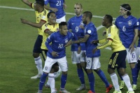 Неймар та Бакка отримали червоні картки після фінального свистка. 