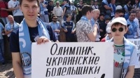 «Фанати» «Олімпіка» сконфузились на мітингу біля Будинку футболу – епічне відео