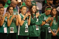 ​Так виглядають трибуни в 2к18. Смартфони, смартфони і смартфони... 