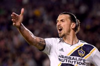 ​У Мальме повалили статую Ібрагімовича, підпилявши їй ноги