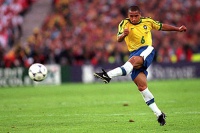 ТОП-10 голів з дальньої дистанції в історії футболу