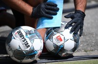 Возвращение Бундеслиги: запасные в масках и дезинфекция мячей