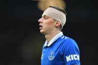 «Як зіграв Миколенко з розбитою головою?». Англійські ЗМІ винесли вердикт виступу фулбека «Евертона» з «Астон Віллою»