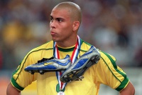 Агент, гравець в покер, власник клубу. Чим займається Роналдо