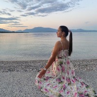 Моделька. Дружина Маліновського насолоджується відпочинком на пляжі