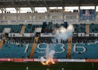 Фанати «Чорноморця» закидали поле фаєрами та змусили гравців зняти футболки