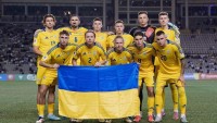 Гравці збірної України вислухали обурених фанатів після матчу з Азербайджаном – відео напруженої розмови