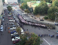 Невдоволені українські фанати кидали у працівників міліції пляшки, каміння та петарди