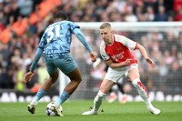 «Ходяча помилка. Коли його призвуть воювати?»: фани «Арсеналу» зірвали злість на Зінченку після ганебної поразки