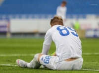 Залізла на шию: дівчина динамівця опублікувала пікантні фото з відпочинку